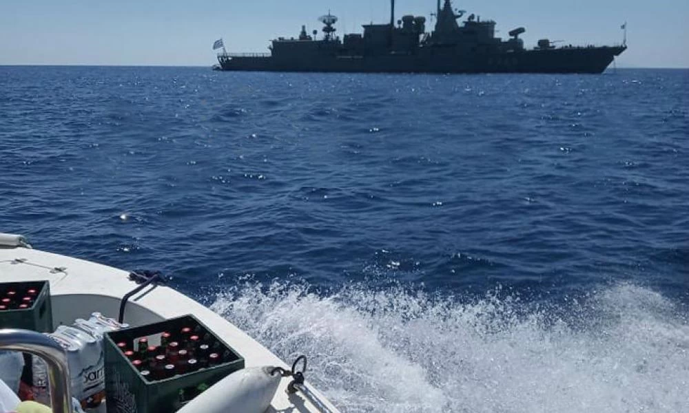 Λουτρό Κρήτη: Καταστηματάρχες φίλεψαν τρόφιμα, αναψυκτικά και νερό στο πλήρωμα της φρεγάτας "Νικηφόρος Φωκάς"